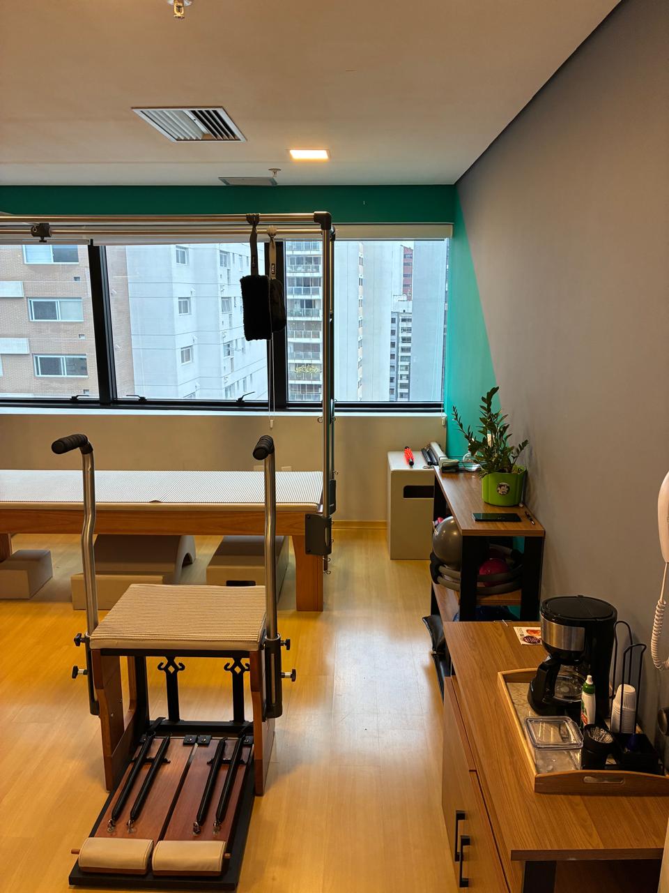 Aparelhos de pilates do estúdio Perdizes com vista pelas janelas